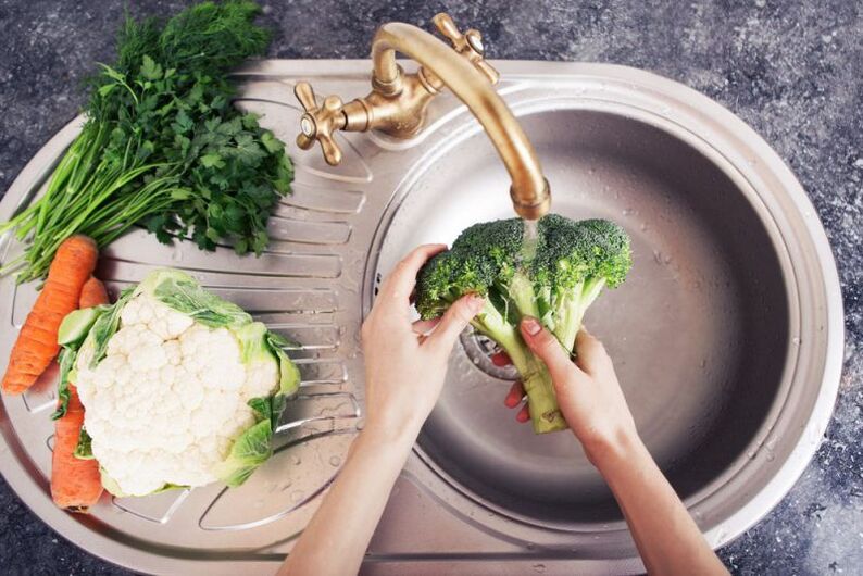 washing vegetables to prevent infection with worms
